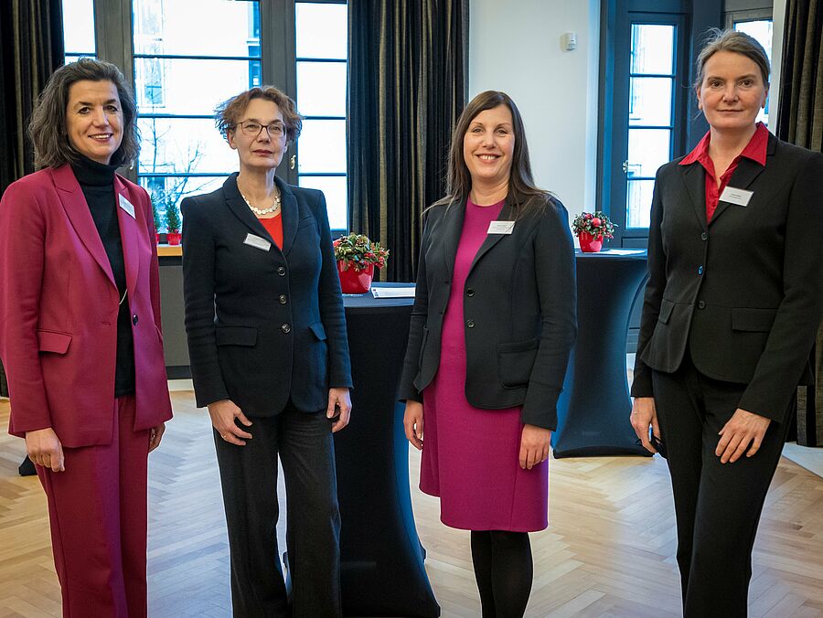 Dr. Sabine Hepperle (BMWK), Christine Toetzke (BMZ), Almuth Dörre (AWE), Annette Walter (AA) (von links nach rechts) auf der Women’s Empowerment United Veranstaltung „Diverso, inclusivo y plural: Unternehmen als Akteure des Wandels“ am 14. Dezember 2022.