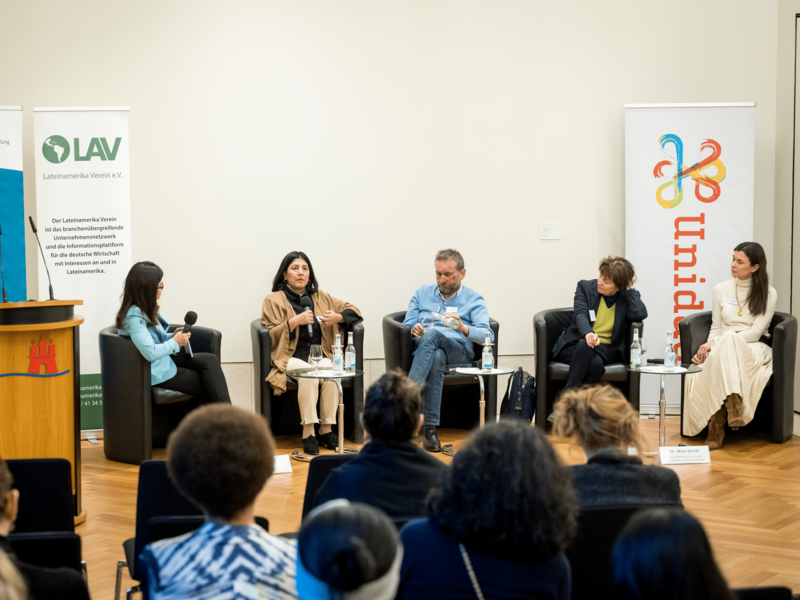 Ofelia Harms- Arruti, Dr. Esmilda Huancaruna Perales, Nils Haupt, Prof. Dr. Marianne Braig, Dr. Nina Smidt. (von links nach rechts) Paneldiskussion im Rahmen der Veranstaltung „Diverso, inclusivo y plural: Unternehmen als Akteure des Wandels“ zur Umsetzung unternehmerischer Verantwortung für die Gleichstellung der Geschlechter in Deutschland und Lateinamerika.