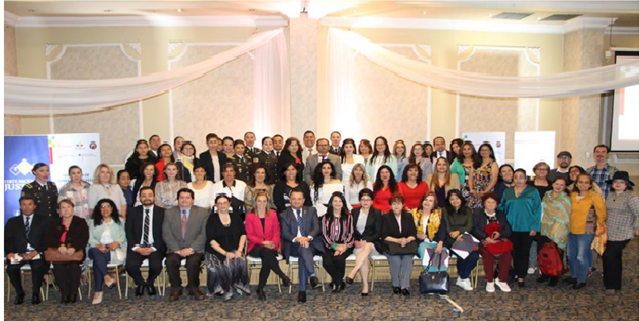 Grupo de autoridades y público asistente al evento en Quito. Fotógrafo: Byron Averos. Fecha: 18 de noviembre de 2022.